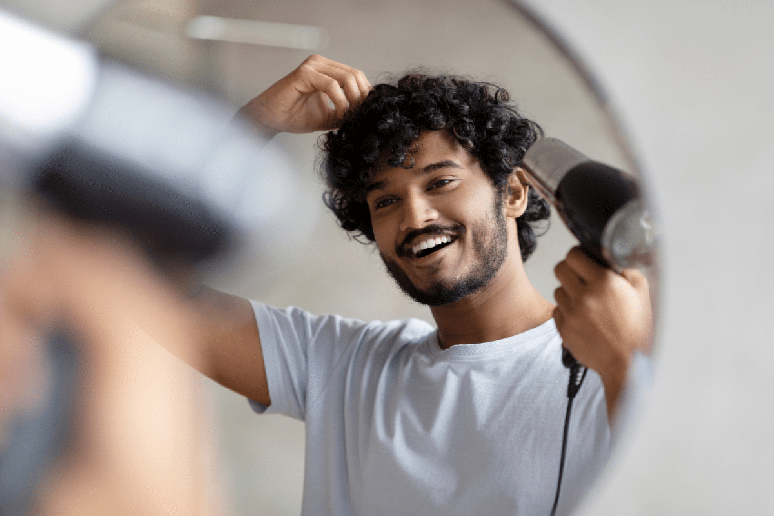 O secador contribui para dar forma aos fios e destacar ainda mais o corte masculino 