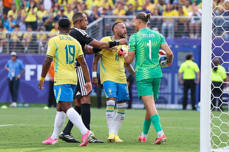 Neymar se despediu da Amarelinha ap&oacute;s marcar o &uacute;nico gol do Brasil contra a Noruega &ndash;