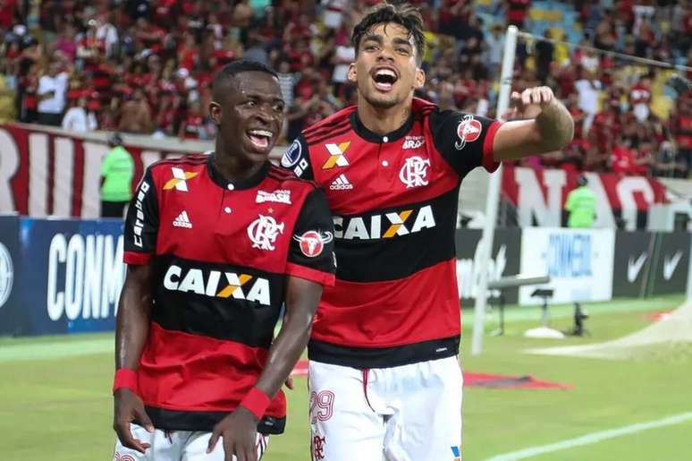 Vini Jr (esq.) chegou a atuar junto com Lucas Paquet&aacute; no Fla &ndash;