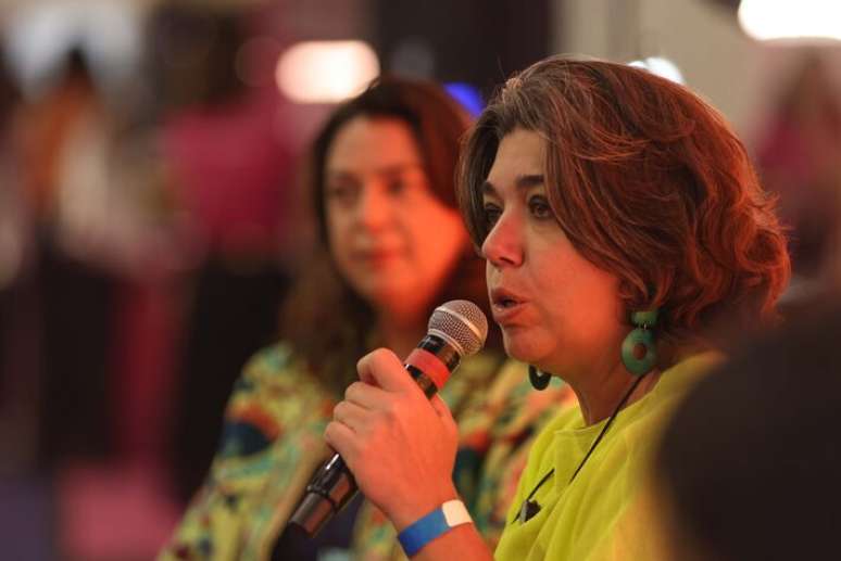 Andrea Tenuta avalia que as mulheres 50+ enfrentam mais obst&aacute;culos do que os homens para conseguir se realocar no mercado