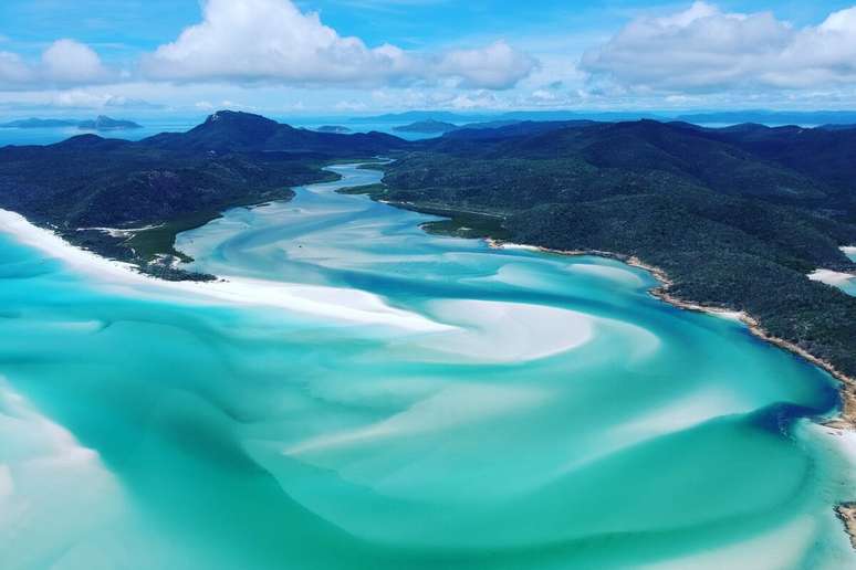 Acess&iacute;vel apenas por barco, hidroavi&atilde;o ou helic&oacute;ptero, a Whitehaven Beach exibe uma das areias mais brancas do mundo 