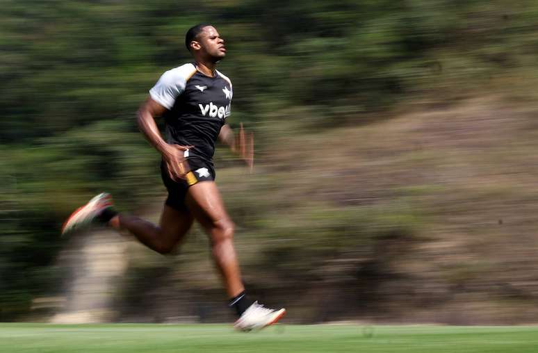J&uacute;nior Santos se recuperou de uma fissura no p&eacute; direito e pode voltar a jogar pelo Botafogo &ndash;