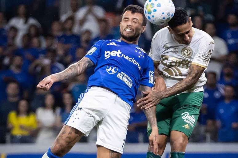 Cruzeiro e Chapecoense, no Mineir&atilde;o, teve final do primeiro tempo quente &ndash;