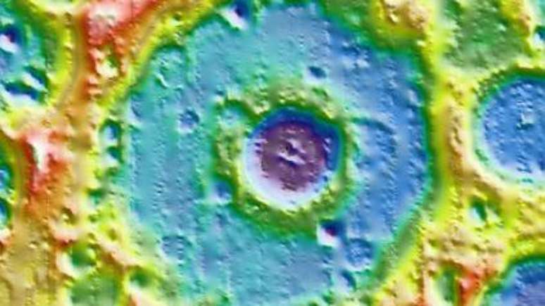 A cratera Einstein tem mais de 180 km de largura, o tamanho suficiente para conter uma cratera menor no seu interior