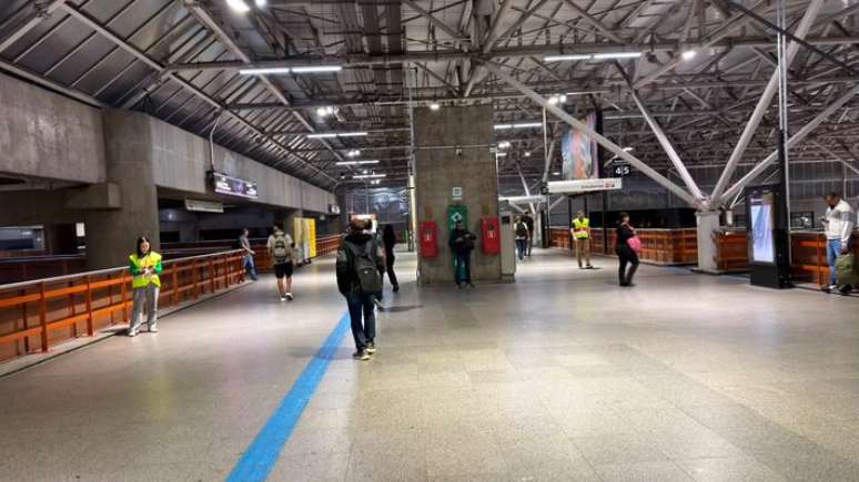 Funcion&aacute;rios da CPTM com colete orientam passageiros na esta&ccedil;&atilde;o Br&aacute;s no segundo dia de greve da categoria.