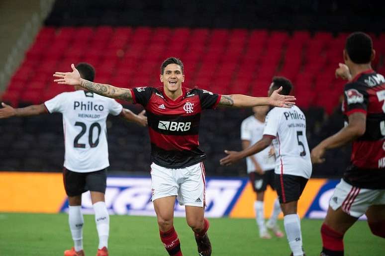 Um jovem Pedro comemorando ainda seus primeiros gols pelo Flamengo, em 2020 &ndash;
