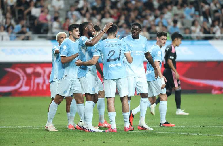 Jogadores do Manchester City comemoram um dos gols sobre o combinado da K league &ndash;