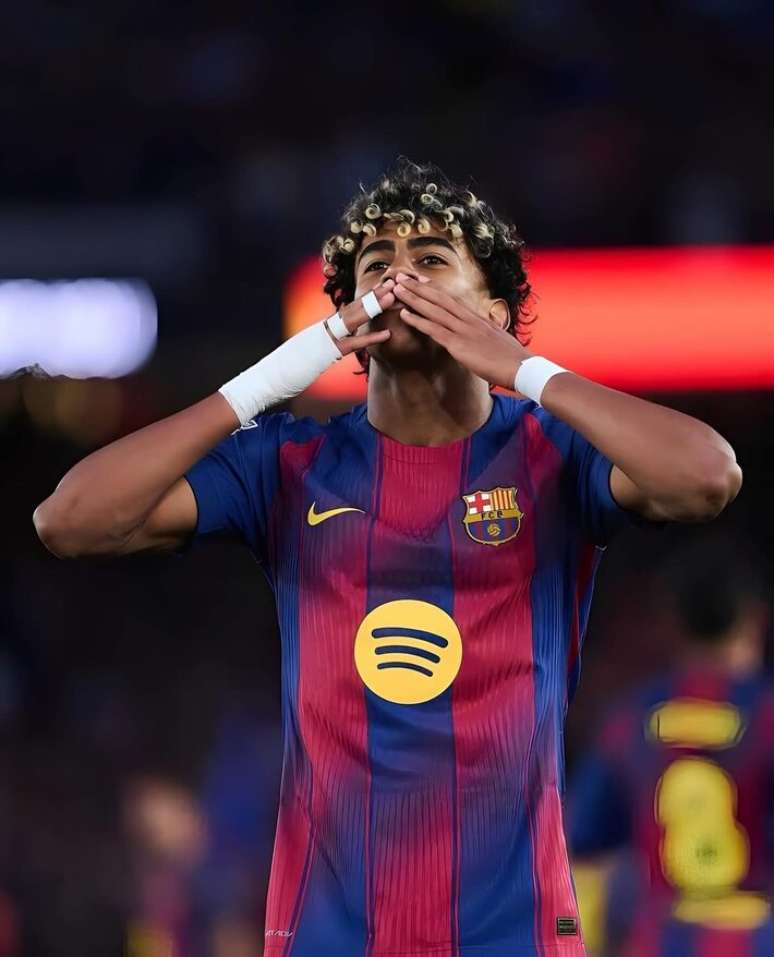 Lamine Yamal em a&ccedil;&atilde;o com a camisa do Barcelona