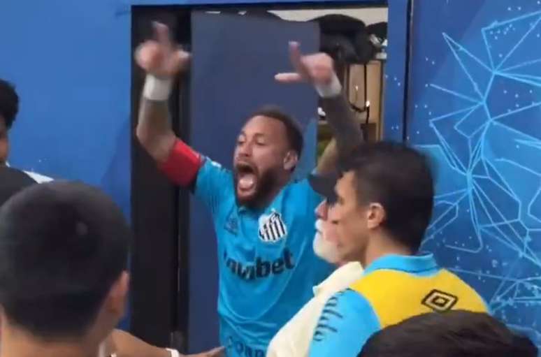 Neymar tamb&eacute;m discutiu com integrantes da delega&ccedil;&atilde;o do Remo ap&oacute;s o apito final &ndash;