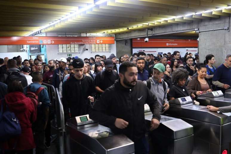 Greve da CPTM persiste nesta quarta-feria, 5. Na foto, filas de passageiros na catraca da esta&ccedil;&atilde;o Guaianases, zona leste de S&atilde;o Paulo.