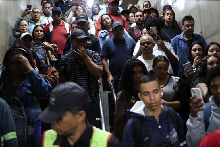 Na foto, passageiros na esta&ccedil;&atilde;o Guaianases, zona leste de S&atilde;o Paulo.
