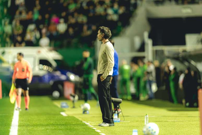 Eduardo Dom&iacute;nguez observa sua equipe durante o jogo Juventude x Atl&eacute;tico pela Copa do Brasil &ndash;