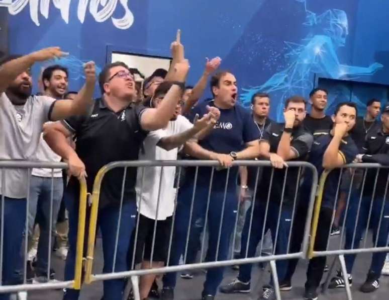 Dirigentes respondendo Neymar no t&uacute;nel &ndash;