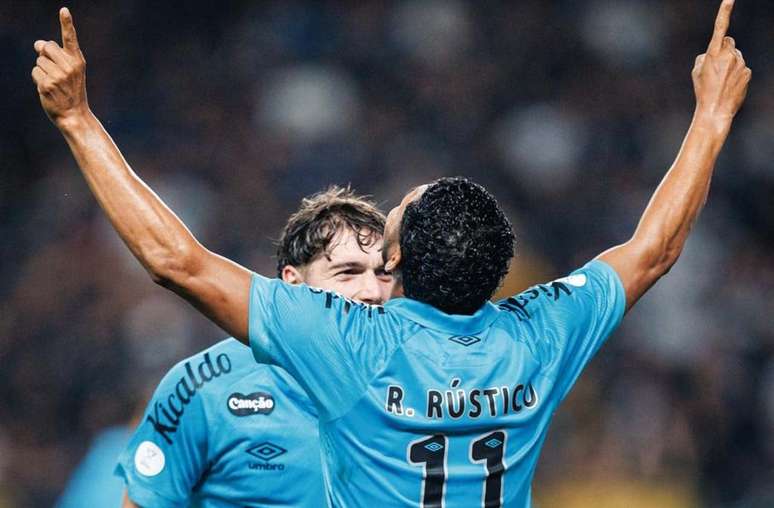 Rony celebra: fez o gol da classifica&ccedil;&atilde;o santista. Com passe de Neymar.