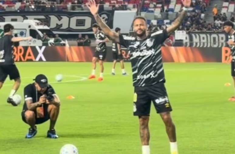 Neymar tamb&eacute;m discutiu com integrantes da delega&ccedil;&atilde;o do Remo ap&oacute;s o apito final &ndash;