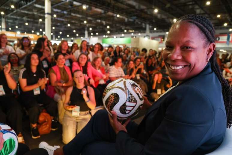 Ex-jogadora Formiga participou do painel e assinou duas bolas para serem entregues &agrave; plateia
