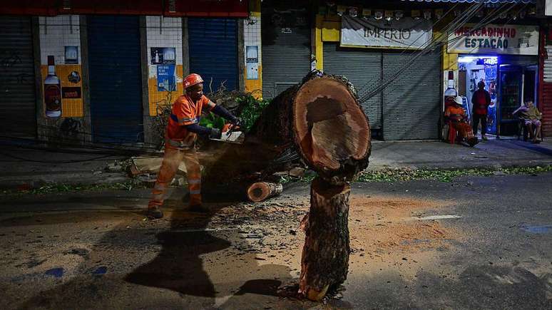 Funcion&aacute;rio corta uma &aacute;rvore ca&iacute;da ap&oacute;s fortes ventos no Rio de Janeiro em 29 de julho de 2026