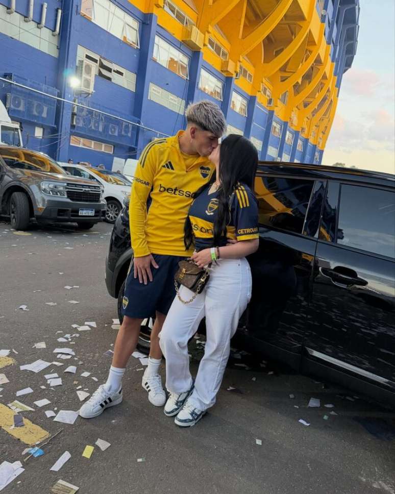 Carlos Palacios, jogador do Boca Juniors, ao lado da sua companheira, Alexia Catalina