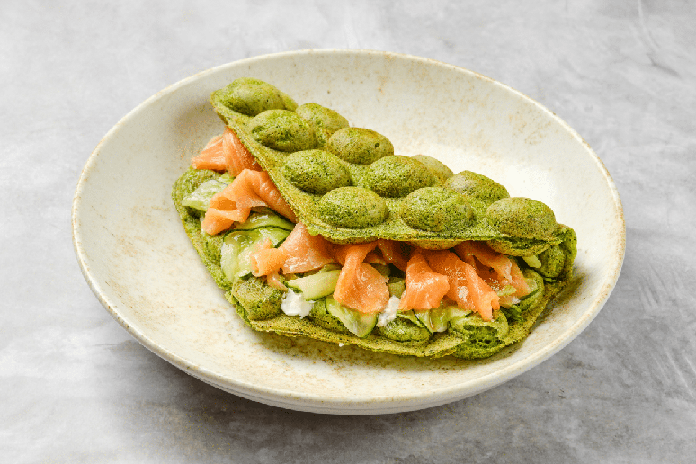 Waffle de matcha com salm&atilde;o 