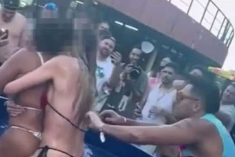 Tirullipa desamarra biqu&iacute;ni de uma mulher