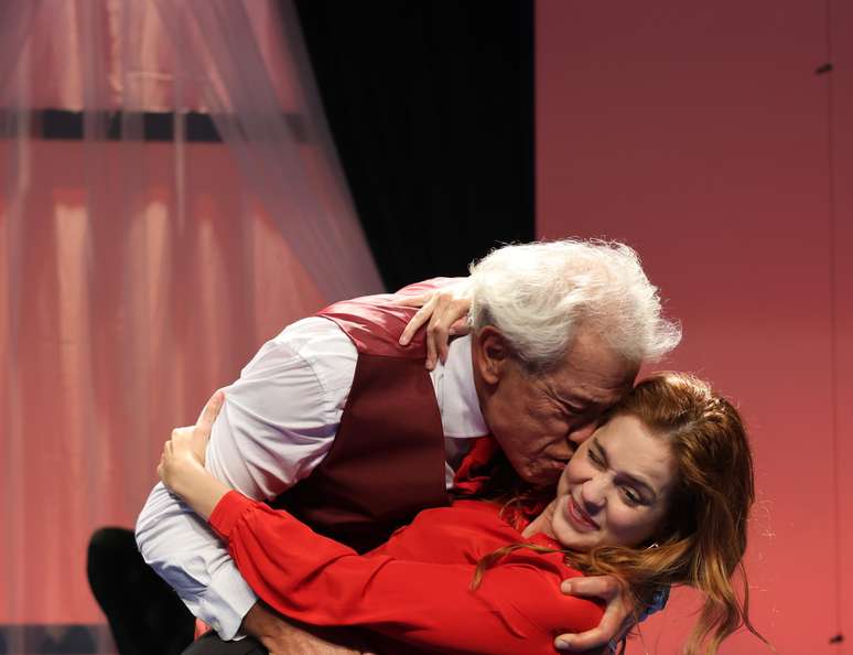 Paulo Gorgulho e Sophia Abrah&atilde;o na pe&ccedil;a Caixa 2, em cartaz em S&atilde;o Paulo