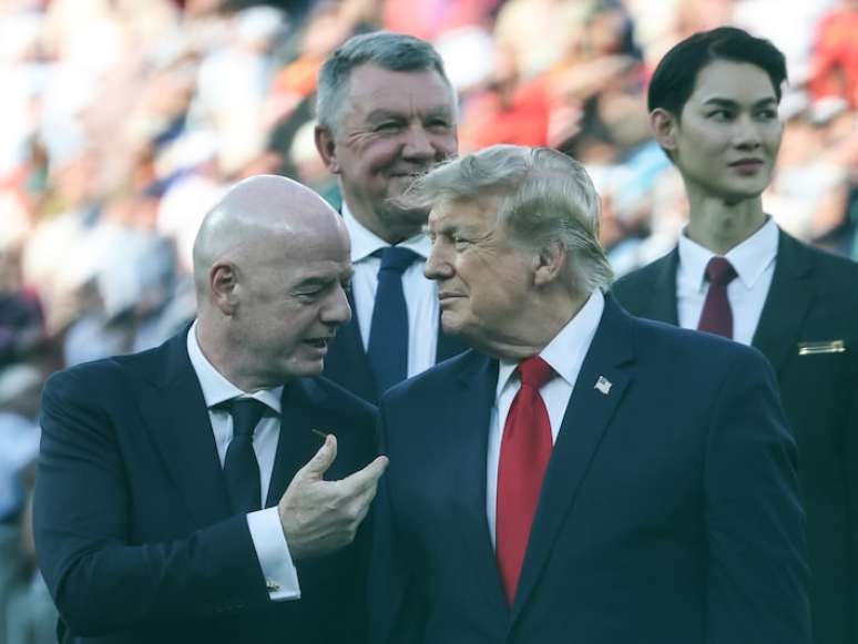 Infantino pediu ajuda de Trump para se segurar no cargo de presidente da Fifa.