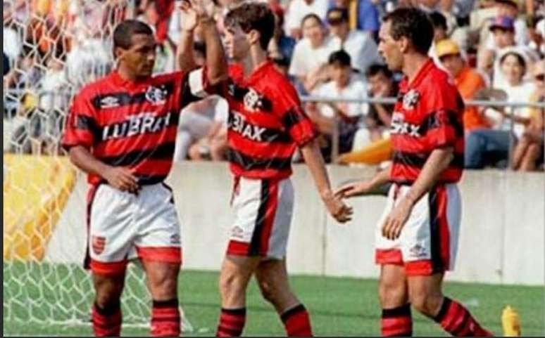 Rom&aacute;rio (esq.) e Edmundo (dir.) formando ataque do Flamengo em 1995 &ndash; Reprodu&ccedil;&atilde;o