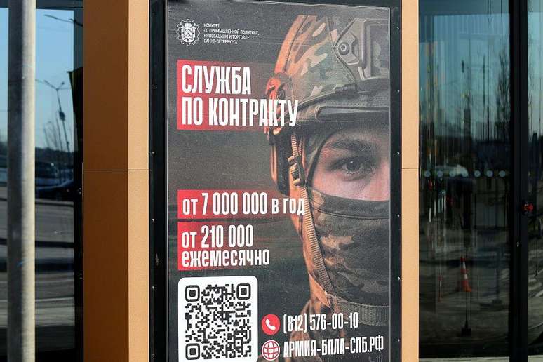 Um cartaz de recrutamento em S&atilde;o Petersburgo promete aos soldados contratados um sal&aacute;rio anual de at&eacute; 7 milh&otilde;es de rublos (cerca de R$ 455 mil), ou 210 mil rublos por m&ecirc;s (em torno de R$ 13,6 mil)