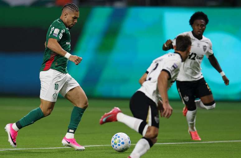 Paulinho em a&ccedil;&atilde;o com a camisa do Palmeiras &ndash;