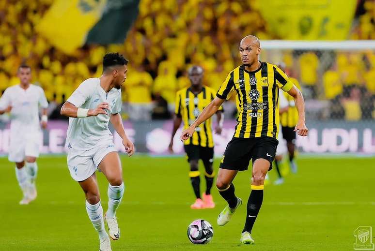 Fabinho em a&ccedil;&atilde;o com a camisa do Al-Ittihad na temporada passada &ndash;