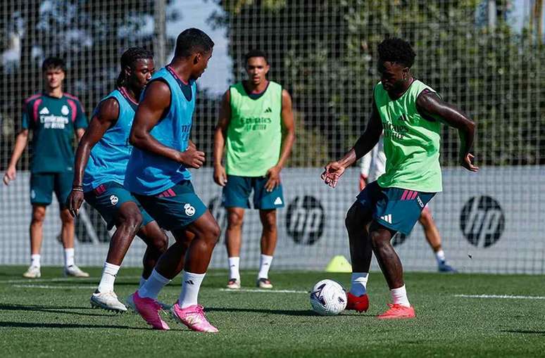 Vini Jr domina a bola em treino do Real Madrid &ndash;