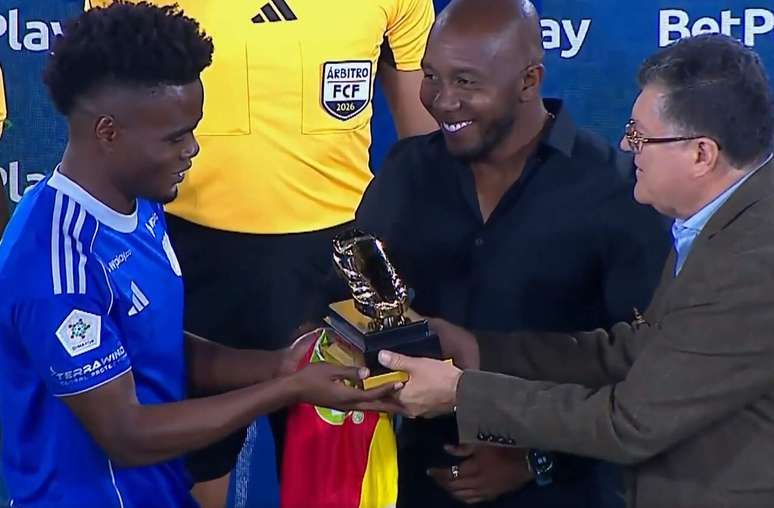 Estupi&ntilde;&aacute;n recebe a chuteira de ouro do Campeonato Colombiano &ndash;