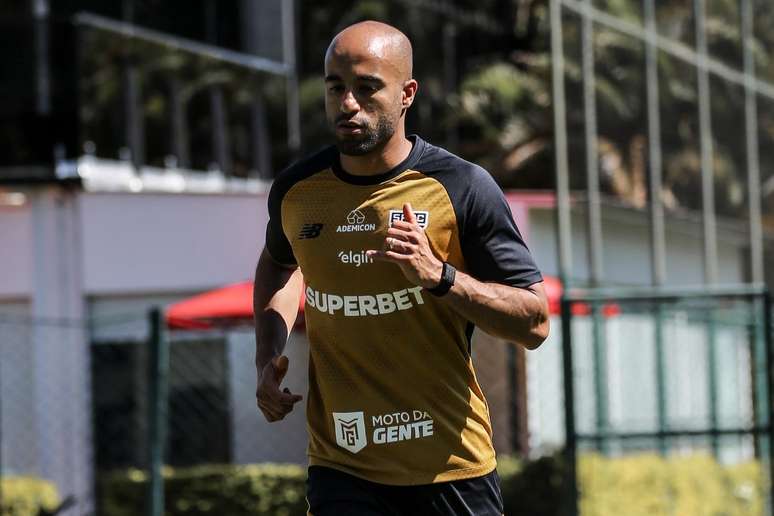 Lucas Moura em treino nesta quinta-feira (6/8) &ndash;