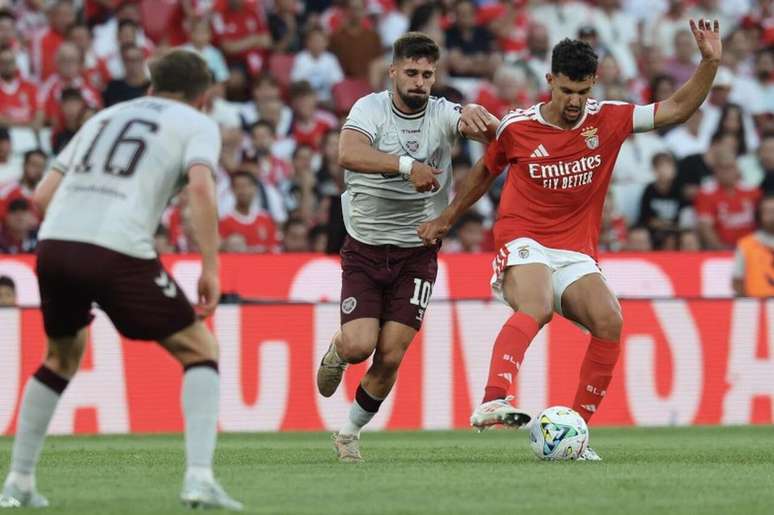 Jogadores de Benfica e Hearts em disputa de bola no Est&aacute;dio da Luz &ndash;