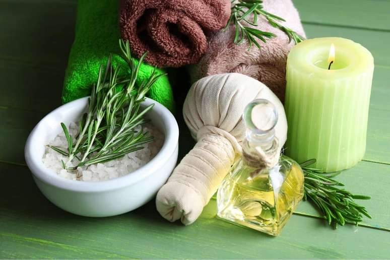 O banho com ervas ajuda a eliminar as energias negativas do corpo 