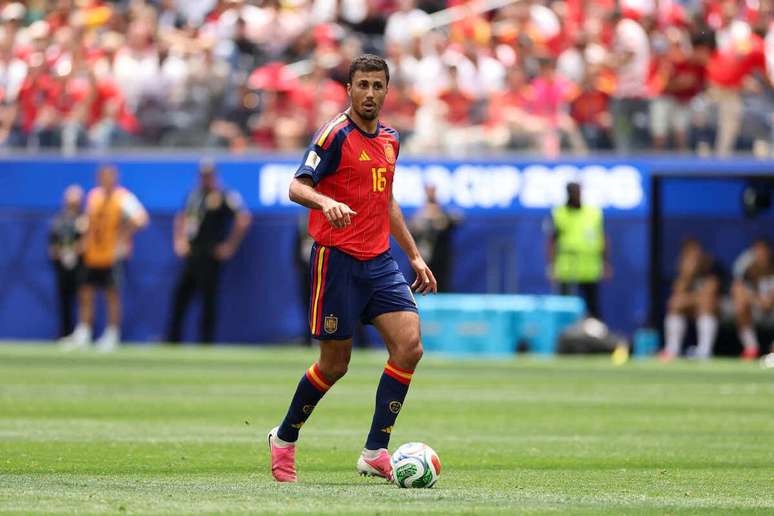 Rodri recebeu o pr&ecirc;mio de melhor jogador da Copa do Mundo de 2026 &ndash;