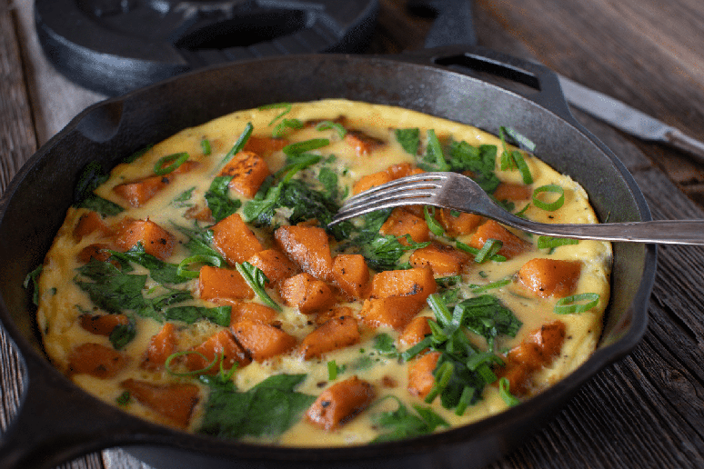 Omelete com batata-doce e espinafre 