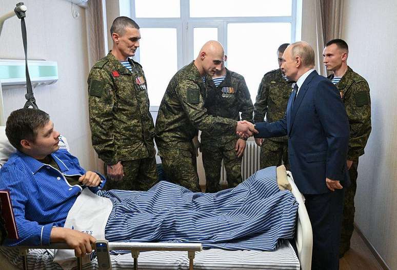 O presidente da R&uacute;ssia, Vladimir Putin, visita soldados feridos na guerra da Ucr&acirc;nia em um hospital militar de Moscou, em outubro de 2025