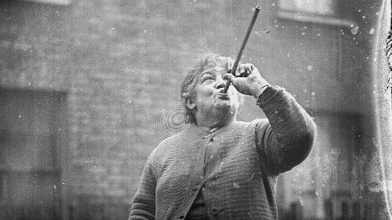 Mary Smith, uma conhecida knocker upper (despertador humano) do leste de Londres, era especialista em lan&ccedil;ar ervilhas por um tubo fino para acordar discretamente seus clientes