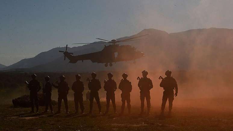 Treinamento militar envolvendo helic&oacute;ptero no Centro de Instru&ccedil;&atilde;o de Gericin&oacute;, no Rio de Janeiro, em 29 de julho de 2026