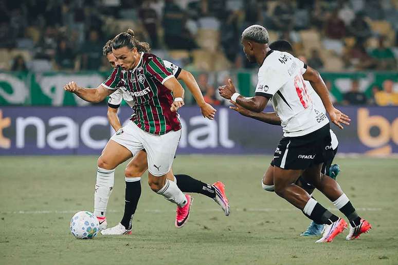 Canobbio tenta levar o Fluminense ao ataque diante do Vasco.