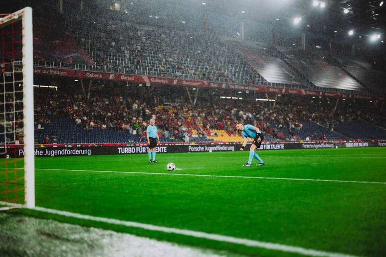 &Aacute;rbitro testa bola num ensopado gramado da Red Bull Arena &ndash;