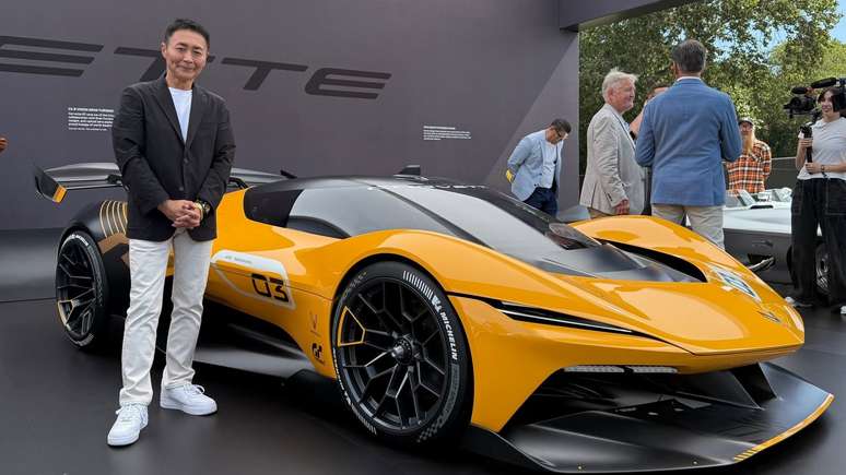 Kazunori Yamauchi ao lado do Corvette CX.R Vision Gran Turismo no evento The Quail