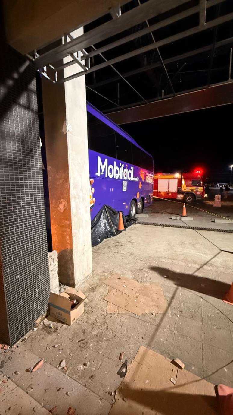 &Ocirc;nibus sai da pista, invade restaurante e mata mulher em Santa Catarina