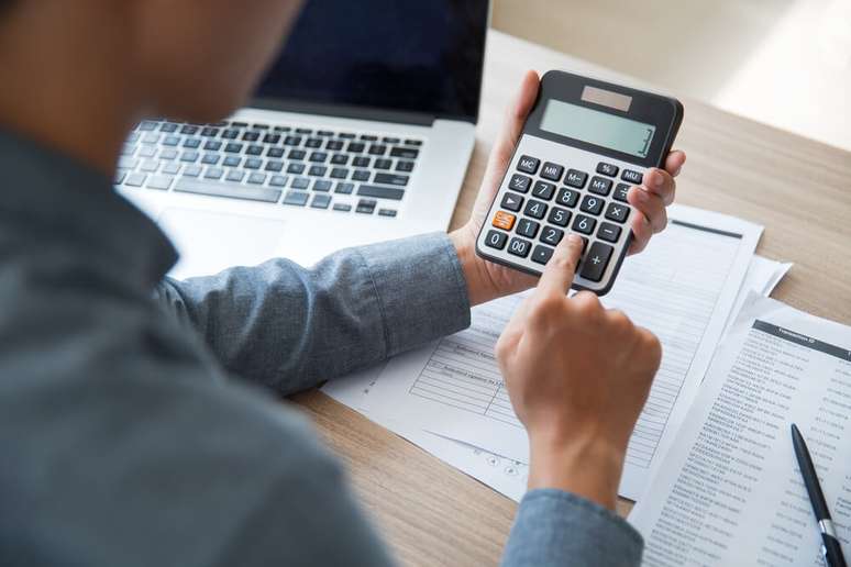 A empresa deve dividir o custo total da mudan&ccedil;a pela economia l&iacute;quida mensal, j&aacute; descontados os gastos extras com frete, contabilidade e pessoal 