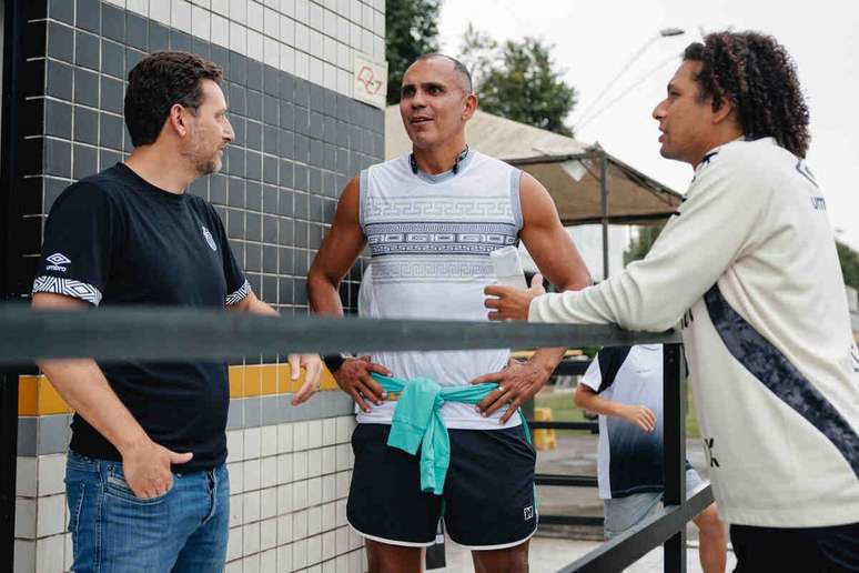 Giovanni conversa com Elano e Ar&atilde;o no CT Rei Pel&eacute; &ndash;