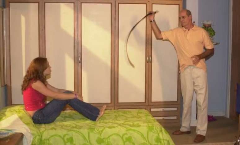 Cena de 'Mulheres Apaixonadas' em que D&oacute;ris apanha de cinto do pai, Carl&atilde;o