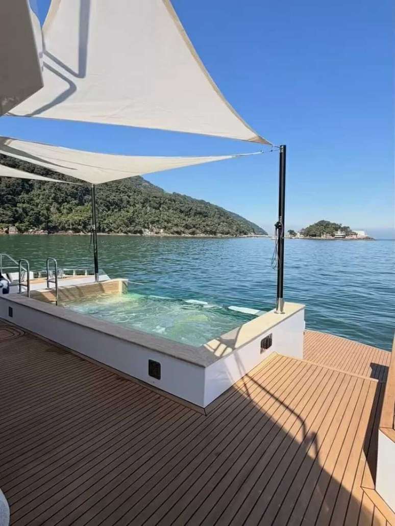 Iate de Neymar, avaliado em R$ 120 milh&otilde;es, conta com piscina de borda infinita e espa&ccedil;os de lazer &ndash;