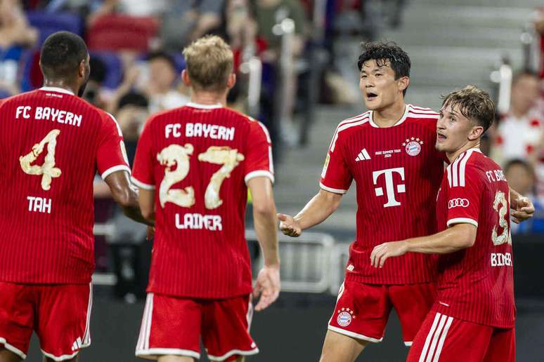 Jogadores do Bayern comemoram o gol de Kim Min-Jae, o primeiro sobre o Aston Villa &ndash;