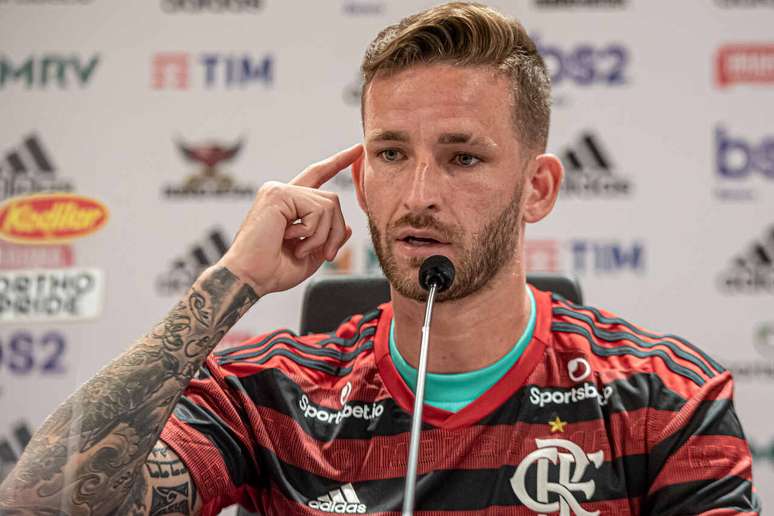 Outro homem! L&eacute;o Pereira em sua apresenta&ccedil;&atilde;o ao Flamengo em 2020 &ndash;